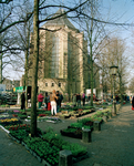 822451 Afbeelding van de zaterdagse bloemen- en plantenmarkt op het Janskerkhof te Utrecht; op de achtergrond het koor ...